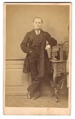Fotografie C. F. Schmidt, Halberstadt, Breiteweg 616, Mann mit kantigem Gesicht und Zylinder