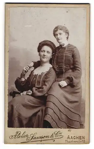 Fotografie Samson & Co, Aachen, Theaterstr. 18, Zwei Damen in schwarzen Kleidern mit weissen Kragen