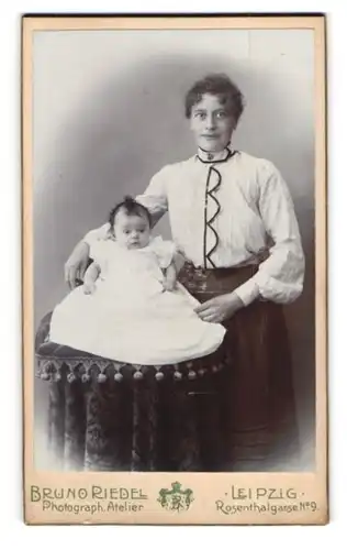 Fotografie Bruno Riedel, Leipzig, Rosenthalgasse 9, Junge Mutter in weissem Hemd mit süssem Baby in weissem Kleid