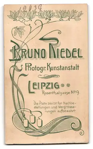 Fotografie Bruno Riedel, Leipzig, Rosenthalgasse 9, Junge Mutter in weissem Hemd mit süssem Baby in weissem Kleid