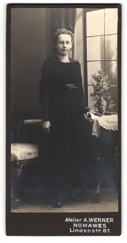 Fotografie A. Werner, Nowawes, Lindenstr. 87, Junge Dame mit rundem Gesicht in schwarzem langen Kleid