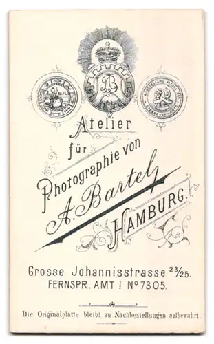 Fotografie A. Bartel, Hamburg, Grosse Johannisstr. 23, Junge Dame in schwarzem Kleid mit Puffärmeln