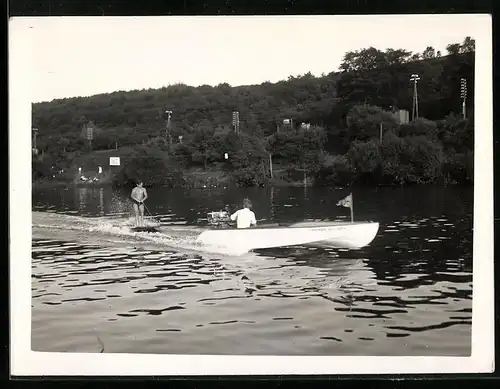 Fotografie Motorboot mit Wasserski auf der Lahn 1932
