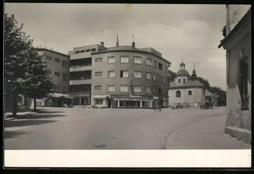 Fotografie Orbis, Ansicht Prerov, Strassenansicht mit Eckhaus & Ladengeschäft