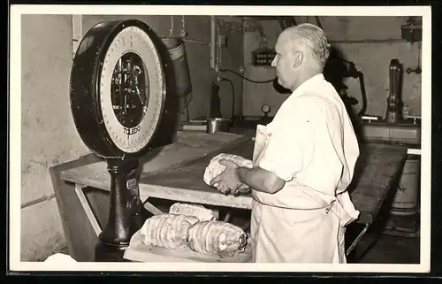 Fotografie Günter Horn, Berlin-Halensee, Metzger / Fleischer legt Rollbraten auf die Waage