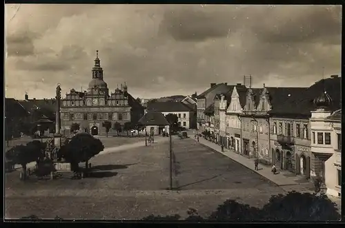 Fotografie unbekannter Fotograf, Ansicht Tachov - Mies, Marktplatz mit Rathaus & Ladengeschäften