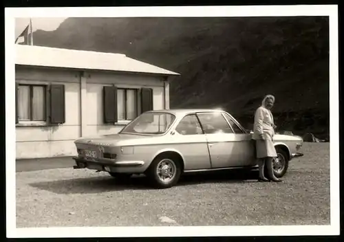 Fotografie Auto BMW E9 3.0 CSL, Dame nebst Coupe am Julierpass