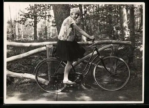 Fotografie Mädchen mit Fahrrad, Velo, Bicycle im Wald
