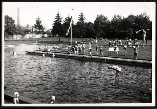 Fotografie Jos. Nuss, Eemnes, Ansicht Ede / Gelderland, Badegäste im Freibad