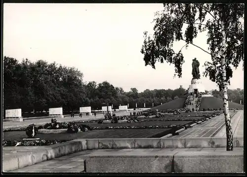 Fotografie unbekannter Fotograf, Ansicht Berlin-Treptow, Sowjetisches Ehrenmal