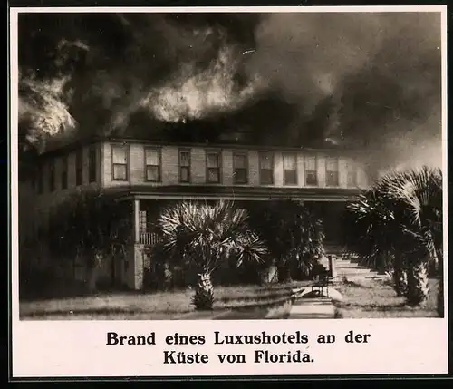 Fotografie unbekannter Fotograf, Ansicht Florida, Luxus-Hotel steht in Flammen