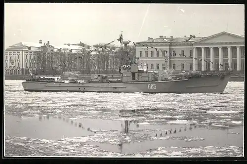 Fotografie unbekannter Fotograf, Ansicht Leningrad, Russisches Kriegsschiff Kleinkampfschiff 685 der SO-1 Klasse