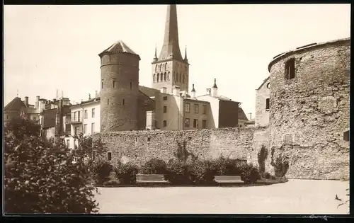 Fotografie unbekannter Fotograf, Ansicht Tallinn - Reval, Stadtansicht mit Kirchturm und Stadtmauer
