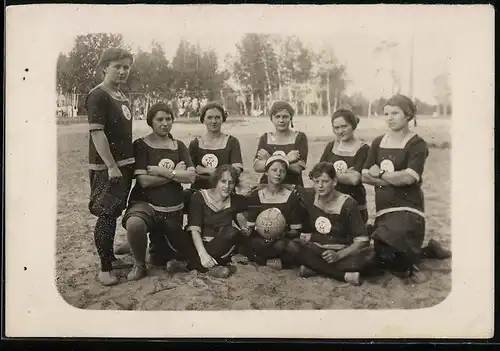 Fotografie Volleyball, junge Frauen in Sportbekleidung Sportverein VTJ M