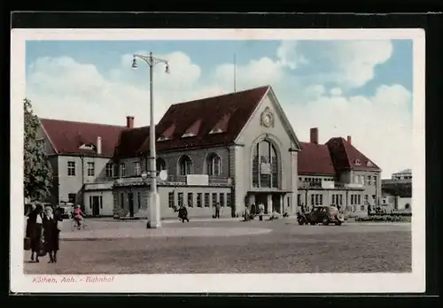 AK Köthen, Bahnhof mit Passanten
