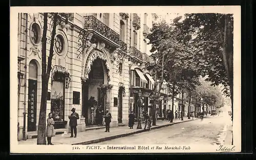 AK Vichy, International-hôtel et rue Maréchal-Foch