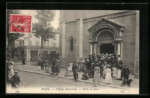 AK Vichy, L`Église Saint-Louis, Sortie de messe