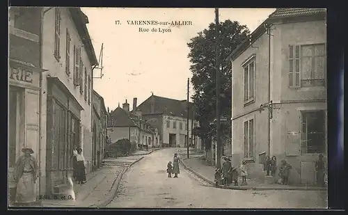 AK Varennes-sur-Allier, Rue de Lyon