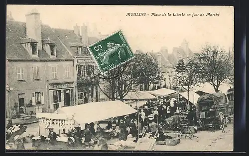 AK Moulins, Place de la Liberté un jour de Marché