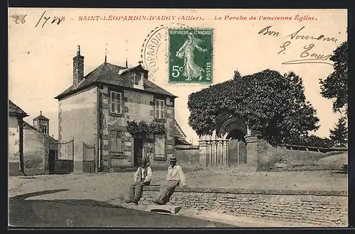 AK Saint-Léopardin-d`Augy, Le Porche de l`ancienne Eglise