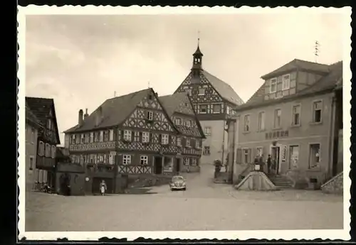 Fotografie unbekannter Fotograf, Ansicht Burgkunstadt, Ortskern mit Konsum 1956