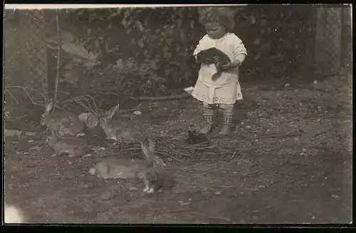 Fotografie kleines Mädchen mit Kanninchen im Arm