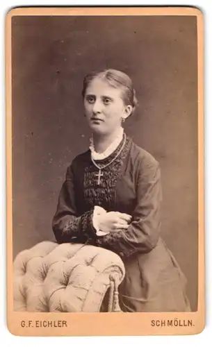 Fotografie G. F. Eichler, Schmölln, Junge Dame im Kleid mit Kreuzkette