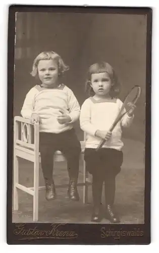 Fotografie Gustav Krenz, Schirgiswalde, Zwei modisch gekleidete Kinder mit Tennisschläger