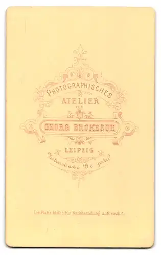 Fotografie Georg Brokesch, Leipzig, Zeitzerstr. 19 c, Elegant gekleideter Herr mit Vollbart