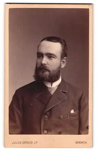 Fotografie Julius Ortgies jr., Bremen, Am Wall 116, Elegant gekleideter Herr mit Vollbart