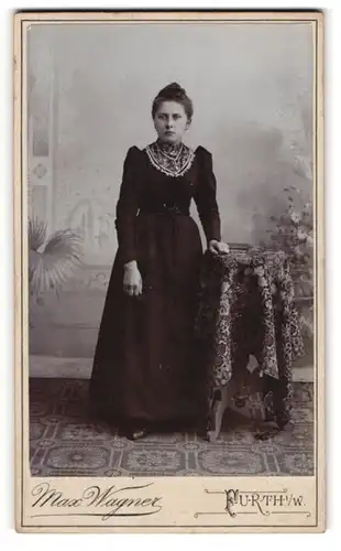 Fotografie Max Wagner, Furth i. W., Junge Dame im schwarzen Kleid