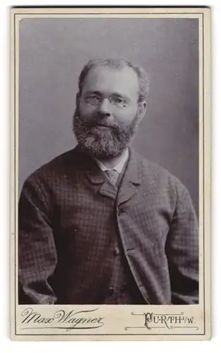 Fotografie Max Wagner, Furth i. W., Bürgerlicher Herr mit Brille und Vollbart