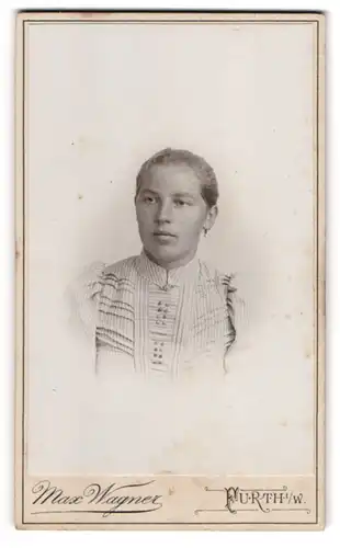 Fotografie Max Wagner, Furth i. W., Junge Dame mit zurückgebundenem Haar