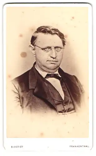 Fotografie B. Obrist, Frankenthal, Elegant gekleideter Herr mit Brille