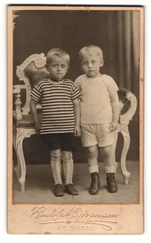 Fotografie Rudolf Jórgensen, Helsingor, Zwei kleine Jungen in modischer Kleidung