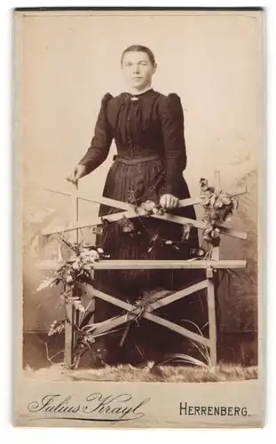 Fotografie Julius Krayl, Herrenberg, Junge Dame im Kleid