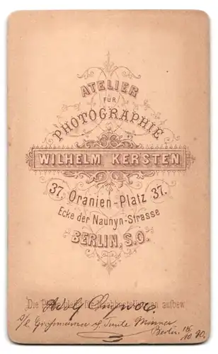 Fotografie Wilhelm Kersten, Berlin, Oranien-Platz 37 Ecke der Naunyn-Strasse, Junger Herr im Anzug mit Schnurrbart