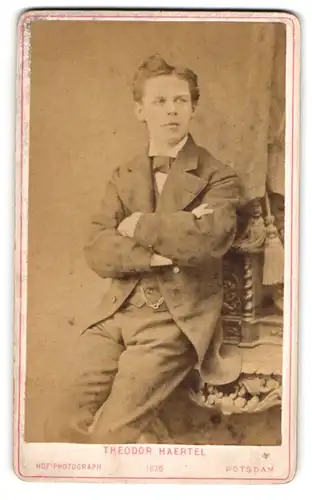 Fotografie Theodor Haertel, Potsdam, Charlottenstr. 25, Junger Herr im Anzug mit Fliege