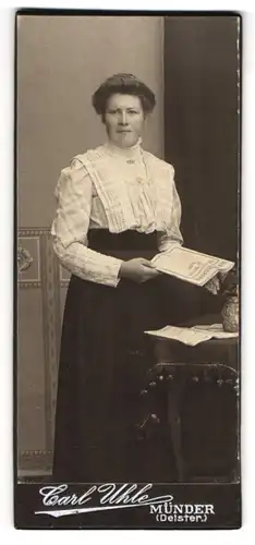 Fotografie Carl Uhle, Münder /Deister, Junge Dame in Bluse und Rock