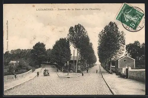 AK Luzarches, Routes de la Gare et de Chantilly, personnes dans la rue, une voiture