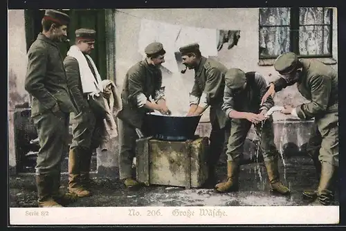 AK Grosse Wäsche, Soldaten im Hof beim Wäschewaschen