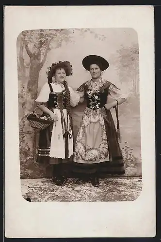 Foto-AK Zwei Damen im Dirndl vor Studiokulisse