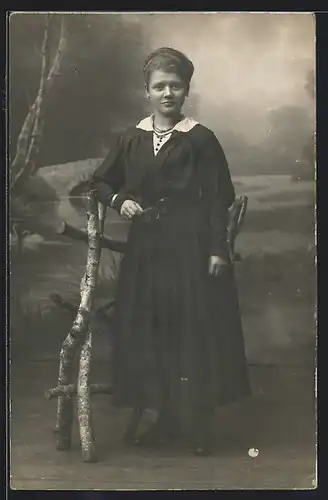 Foto-AK Junge Dame vor Park-Kulisse