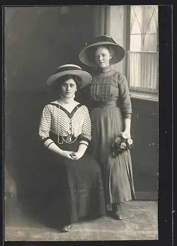 Foto-AK Zwei junge Damen mit Strohhüten vor Studiokulisse