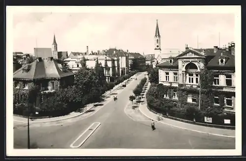 AK Cheb, Strassenpartie mit Blick zur Kirche aus der Vogelschau
