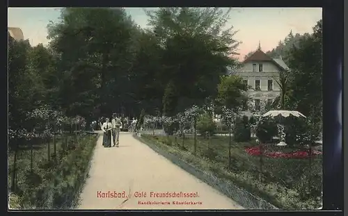 AK Karlsbad, Cafe Freundschaftssaal, Flaneure im Park