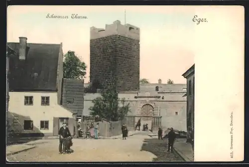 AK Eger, Schwarzer Turm, Strassenpartie mit Passanten