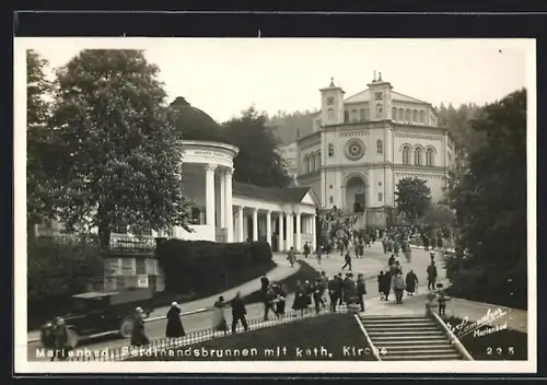 AK Marienbad, Ferdinandsbrunnen mit kath. Kirche