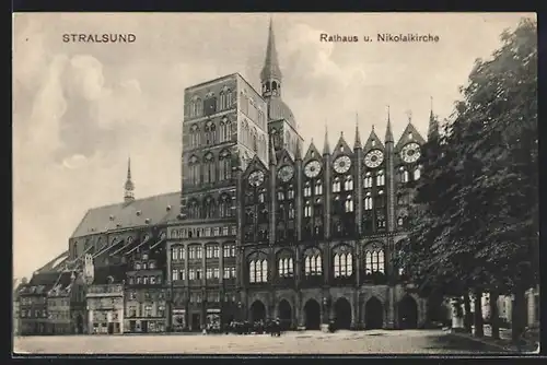 AK Stralsund, Rathaus und Nikolaikirche mit Bäumen