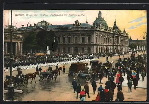 AK Berlin, Aufziehen der Schlosswache Strasse am Zeughaus, Unter den Linden